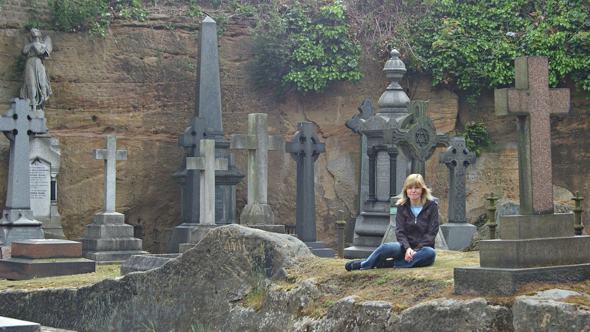 Angličanka navštěvuje pohřby neznámých lidí. Na hřbitově se prý cítí jako doma